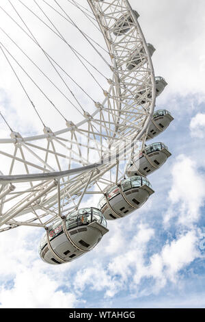 Der Londoner Millennium Wheel, jetzt das London Eye genannt. Auf der Themse dann winched aufrecht gebaut. Das Rad ist jetzt von Coca Cola gesponsort. Stockfoto