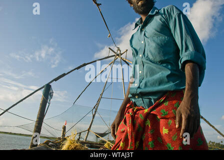 Fischer in der Bucht von Fort Kochi in der Nähe von chinesischen Fischernetze Stockfoto