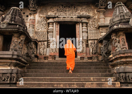 Indische Frau Anbetung im Tempel Hoysaleswara Stockfoto