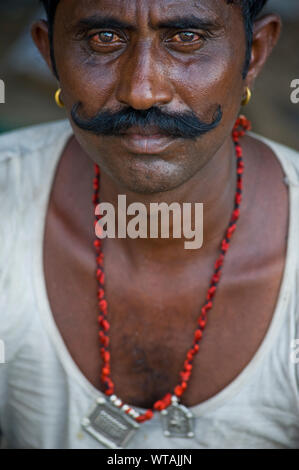 Typische Rajasthani Mann mit großen schwarzen Schnurrbart und Ohrringe Stockfoto