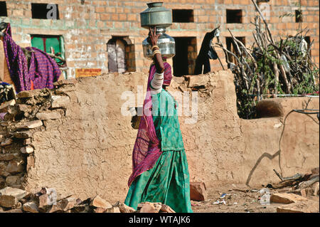 Rajasthani, die Wasser Gläser in den Kopf in einer Wüste Thar Dorf Stockfoto