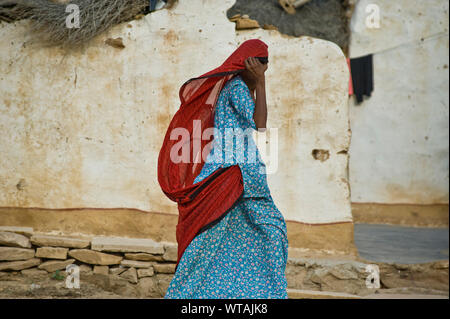 Traditionelle Rajastan Frau wandern in einem typischen Dorf von Jaisalmer Stockfoto
