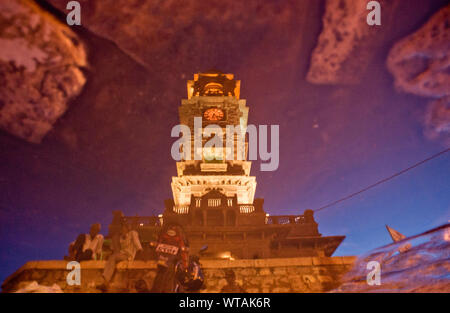 Ghanta Ghar, Uhr von Jodhpur Turm in einer Pfütze widerspiegelt Stockfoto