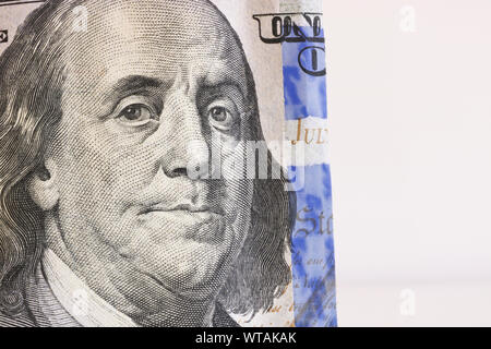 US-Präsident Franklin auf eine verbogene 100 Dollar Bill. Close-up. Stockfoto