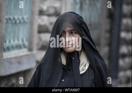 Indische Witwe in Trauer tragen schwarze Sari wandern in den Straßen Stockfoto