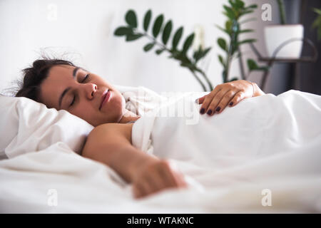 Frau schlafen im Bett hand Nahaufnahme selektiven Fokus Stockfoto