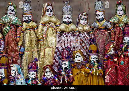 Typische handgemachte Rajasthan Marionetten in Zeile Stockfoto