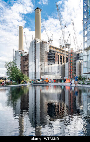 Das berühmte Art Deco Battersea Power Station renovierung Einzelhandelsflächen zu erstellen, Ausstellungen, Büros und Wohnungen, genannt Zirkus West Village. Stockfoto