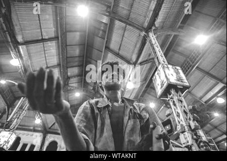 Heimatlosen bettelnd auf der Kolkata Bahnhof Stockfoto