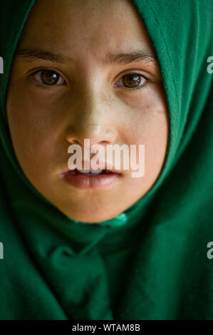 Junge muslimische Mädchen mit einem grünen Hijab Stockfoto