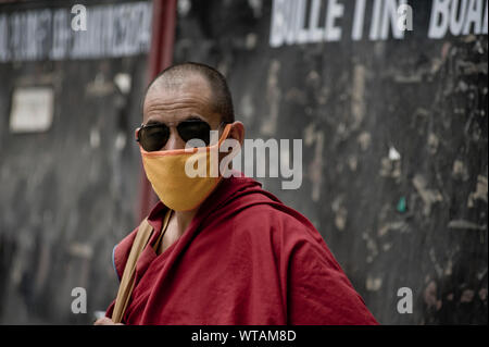 Mönch in den Straßen von Leh tragen kasaya Robe und der Bekämpfung der Meeresverschmutzung Maske Stockfoto