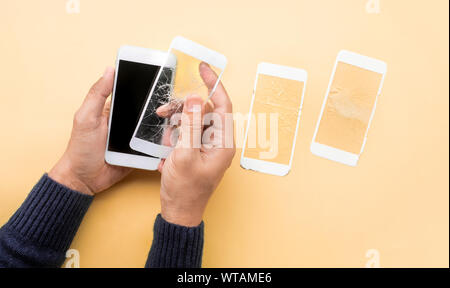 Männliche hand Demonstration ändern gehärtetes Glas Schild oder Film-Cover mit mobilen phone.protector Konzepte Ideen Stockfoto