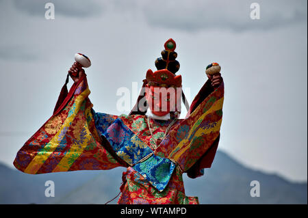 Mann mit traditionellen Kostümen und Maske feiert die Ladakh Festival Stockfoto