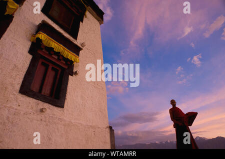 Mönch genießen die Dämmerung an spituk Gompa Stockfoto