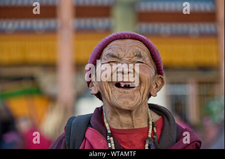 Alte, zahnlose Dame in eine buddhistische Feier lachen Stockfoto