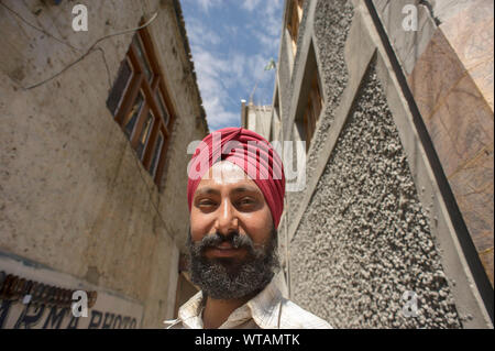 Das Tragen der roten Turban der Sikhs rund um Leh Straßen Stockfoto