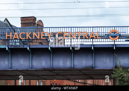 Signage für Hackney Central Bahn Station auf einer Eisenbahnbrücke über Mare Street. London, Großbritannien Stockfoto