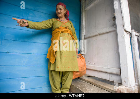 Kullu Frau vor ihr buntes Haus in Manali Stockfoto