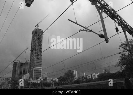 Blick von der Eisenbahn für die Entwicklung von Mumbai an einem regnerischen Tag Stockfoto