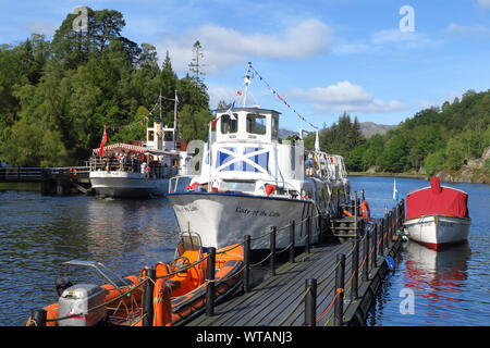 Dame des Sees und Sir Walter Scott ein Paar von Kreuzfahrtschiffen, die Touristen am Loch Katrine im Loch Lomond und Trossachs National Park in der Nähe des P Stockfoto