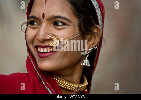 Schönen Rajasthani Frau, tragen, Sari und traditionellen Schmuck Stockfoto