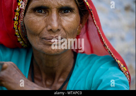 Rajasthani Frau in traditioneller Kleidung Stockfoto