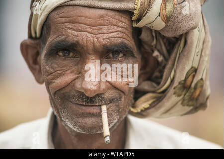 Alten hinduistischen Mann rauchen Stroh Zigarette Stockfoto