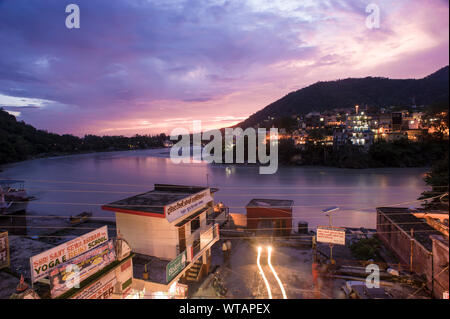 Sonnenuntergang auf Rishikesh, in der Bank von Ganges Stockfoto