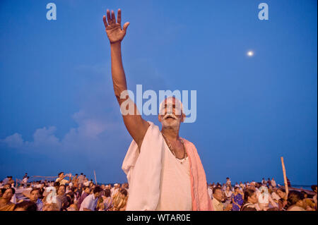 Mann, der betet während der Ganga Aarti Puja Zeremonie (Abend) Stockfoto