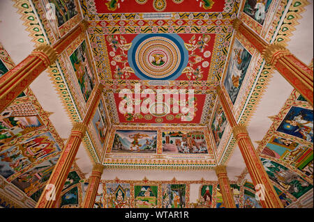 Schön bemalte verzierten Decke an der Wat That Luang Tai Tempel Stockfoto