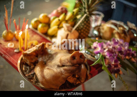 Schweinekopf bietet während der Chinesischen Neujahrsfest Stockfoto