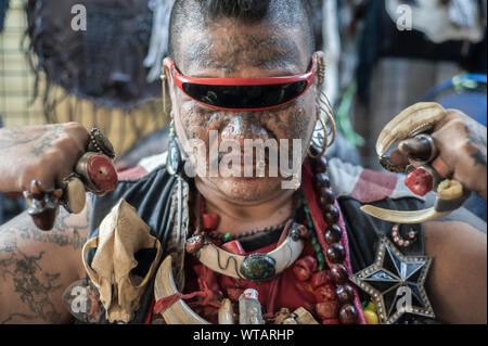 Tätowiert punk Mann in der Chatuchak Weekend Market Stockfoto