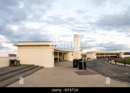 Seaton Carew Clock Tower (Grad II) und Bus Station Stockfoto