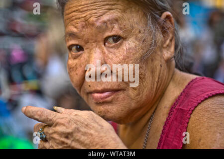 Alte Frau in den Straßen von Chinatown Stockfoto