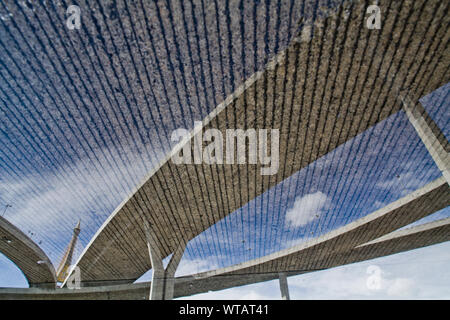 Reflex der Bhumibol Industrial Ring Road Bridge Stockfoto