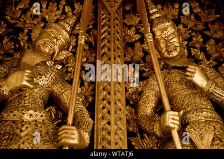 Die traditionellen Hüter im Tempel des Smaragd Buddha Stockfoto