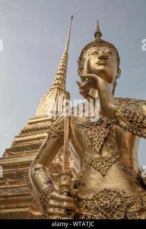 Goldene Statue von Kinnari innerhalb der Grand Palace Stockfoto