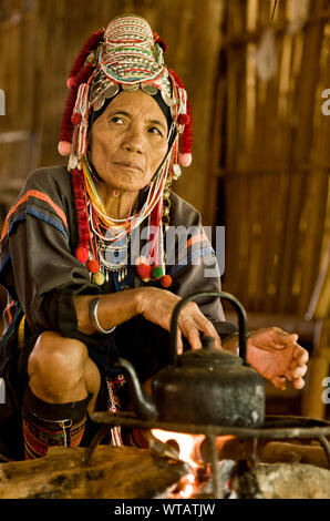 Akha Stamm Frau in traditioneller Kleidung Stockfoto