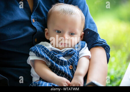 Mittelteil der Vater die niedlichen Sohn beim Sitzen im Cafe Stockfoto