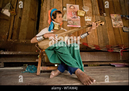 Karen Longneck Frau spielt Padaung Gitarre auf dem Balkon sitzen Stockfoto
