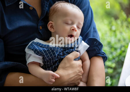 Mittelteil der Vater die niedlichen Sohn beim Sitzen im Cafe Stockfoto