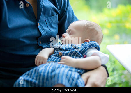 Mittelteil der Vater die niedlichen Sohn beim Sitzen im Cafe Stockfoto