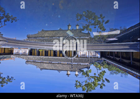 Reflex des alten Gebäudes in der Kaiserstadt Hue Stockfoto