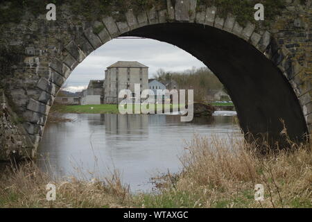 Nicholas Mosse Töpferei in Kilkenny, Irland - Blick durch eine Überspannung von Bennett's Bridge * Nicholas Mosse Töpferei Stockfoto