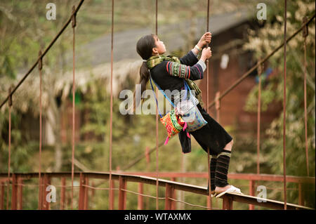 Hmong Mädchen spielen im Dorf Brücke Stockfoto