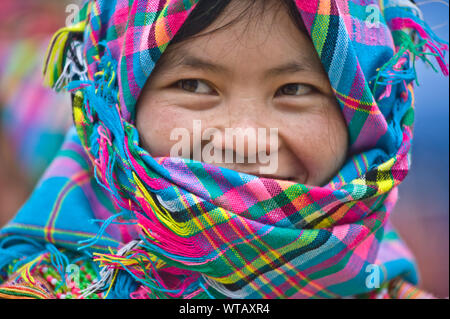 Native Hmong Mädchen tragen bunte Kleidung Stockfoto