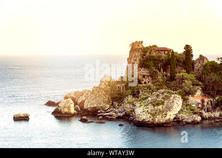 Isola Bella die kleine Insel in der Bucht von Taormina in Sizilien bei Sonnenuntergang. Meer und Sommersaison. Reiseziel in Italien Stockfoto