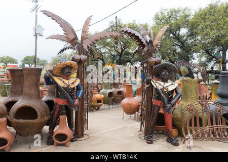 Metall Hof Kunst zum Verkauf an der Töpferei Ranch Töpferei in Marble Falls, Texas Stockfoto