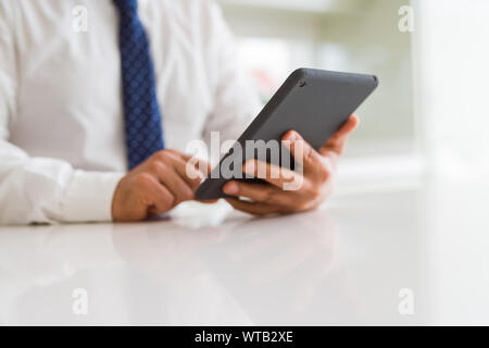 Nahaufnahme des mittleren Alters mit Tablet Mann Stockfoto