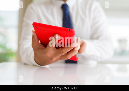 Nahaufnahme des mittleren Alters mit Tablet Mann Stockfoto